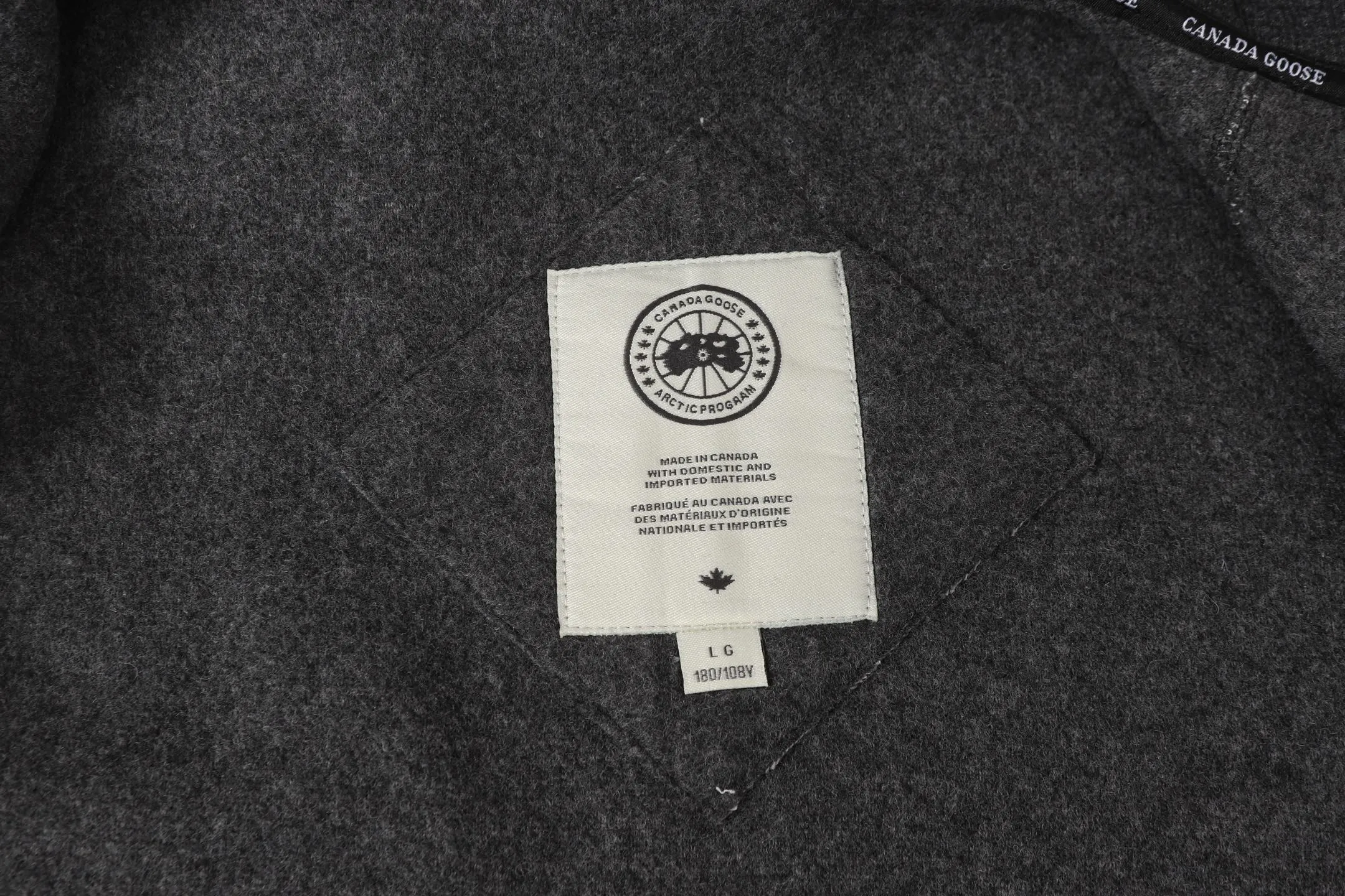 P600 Canada Giose/Canada Goose Mersey fleece vest 7052MB CANADA GOOSE Canada Goose Mersey men's wool fleece vest 7052MB ·Made of Kind Fleece wool fleece fabric, which can provide excellent comfort and diverse functionality ·A weatherproof placket is designed under the front zipper to prevent wind and keep warm ·Ribbed knit hem and articulated sleeves improve comfort and fit ·2 exterior pockets: both hand pockets with concealed buckles ·White Canada Goose disc logo embroidered on left chest.   A0 Size:S-XXL
